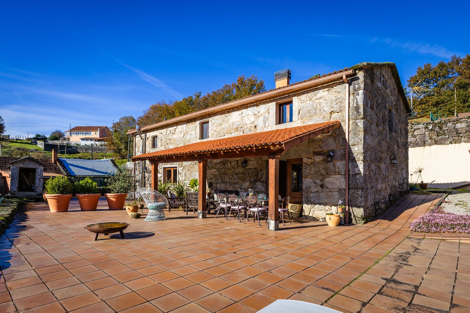 Terrazas amplias alrededor de la casa